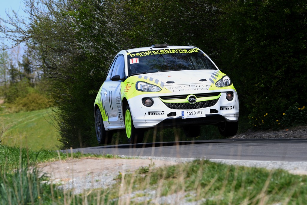 RC4-klassen tæller flere biltyper, og kompetente fartpiloter, og det giver intense dueller i alle DM-runder. Her er Rasmus Sørensen og Mikkel Krarup-Hansen for fuld fart i ”Adamen“ på SS2
(Foto: Morten Dam, specialpress@gmail.com)